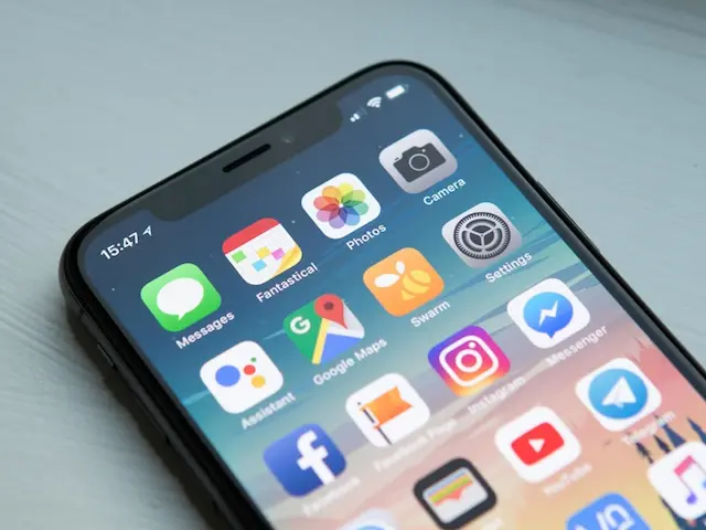 Modern e-commerce mobile app with product catalog